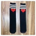 nouveau style amour design chaussettes hautes rayées chaussettes filles noires d&#39;école